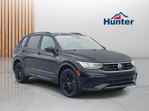 Deep Black Pearl Effect 2022 Volkswagen Tiguan 2.0T SE R-Line Black