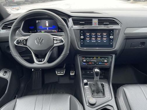 Deep Black Pearl Effect 2022 Volkswagen Tiguan 2.0T SE R-Line Black
