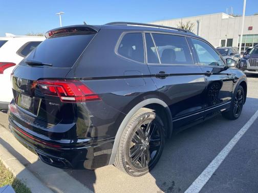 Deep Black Pearl Effect 2022 Volkswagen Tiguan 2.0T SE R-Line Black