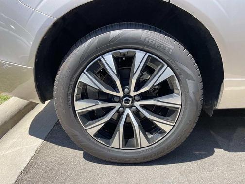 Bright 2025 Volvo XC60 B5 Plus
