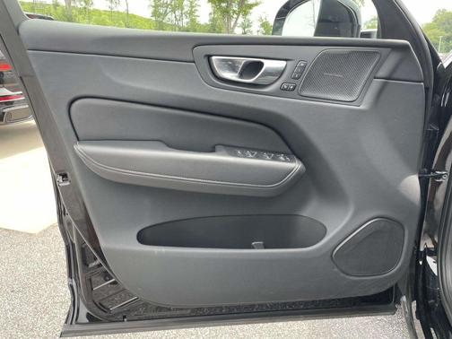 Onyx Black Metallic 2023 Volvo XC60 B5 Ultimate Bright Theme