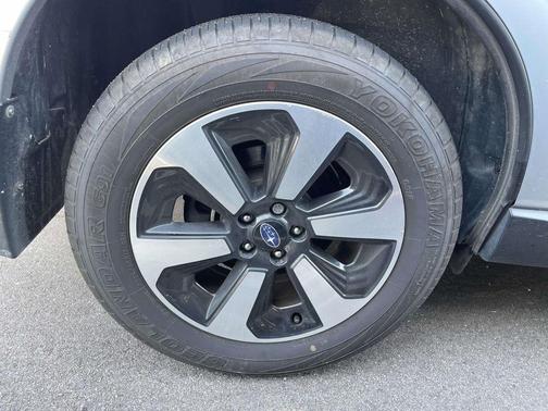 Ice Silver Metallic 2018 Subaru Forester 2.5i