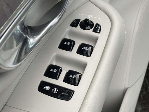 Crystal White Metallic 2023 Volvo XC90 B6 Ultimate 7-Seater