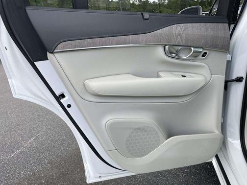 Crystal White Metallic 2023 Volvo XC90 B6 Ultimate 7-Seater