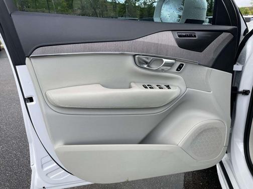 Crystal White Metallic 2023 Volvo XC90 B6 Ultimate 7-Seater