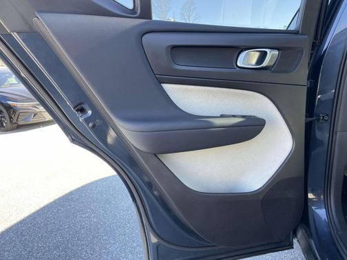 2021 Volvo XC40 T5 Momentum