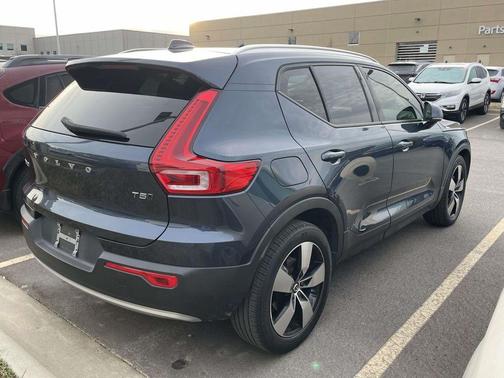 2021 Volvo XC40 T5 Momentum