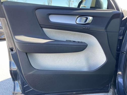 2021 Volvo XC40 T5 Momentum