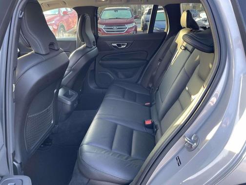 2025 Volvo V60 Cross Country B5 Plus