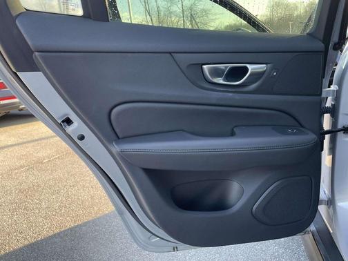 2025 Volvo V60 Cross Country B5 Plus