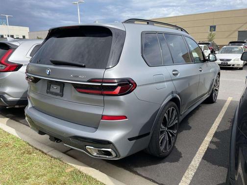 Pure 2023 BMW X7 xDrive40i