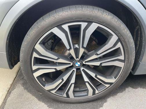 Pure 2023 BMW X7 xDrive40i