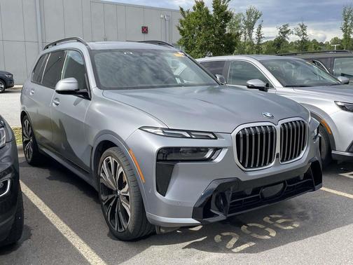 Pure 2023 BMW X7 xDrive40i