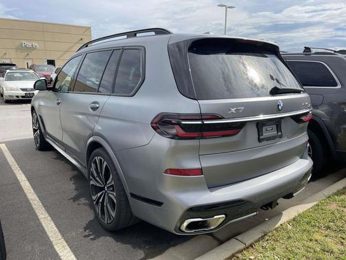 Pure 2023 BMW X7 xDrive40i
