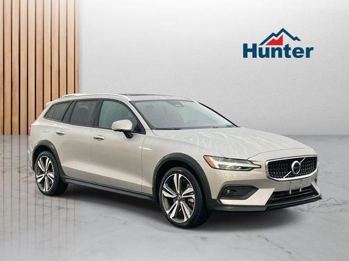 2025 Volvo V60 Cross Country B5 Plus