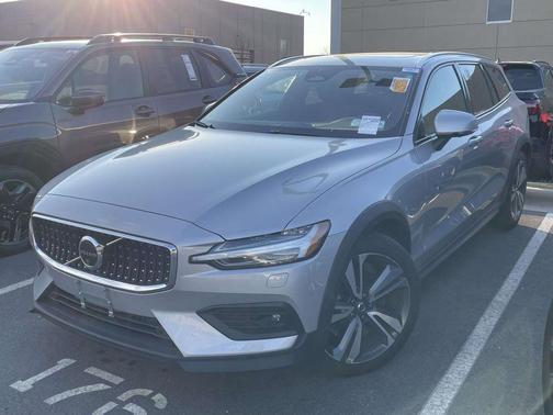 2025 Volvo V60 Cross Country B5 Plus