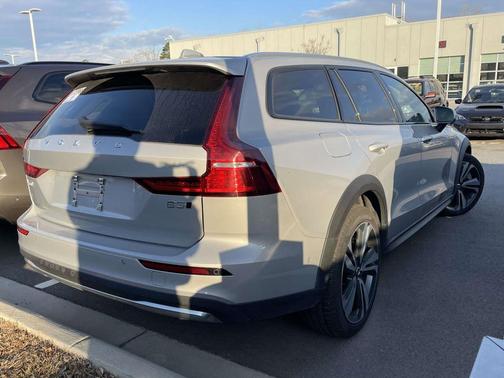 2025 Volvo V60 Cross Country B5 Plus