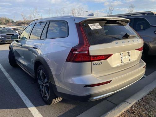 2025 Volvo V60 Cross Country B5 Plus