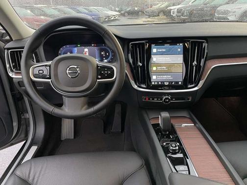 2025 Volvo V60 Cross Country B5 Plus