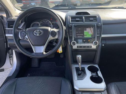 Classic Silver Metallic 2014 Toyota Camry SE