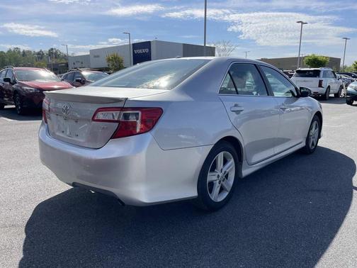 Classic Silver Metallic 2014 Toyota Camry SE