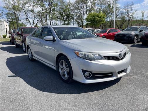Classic Silver Metallic 2014 Toyota Camry SE