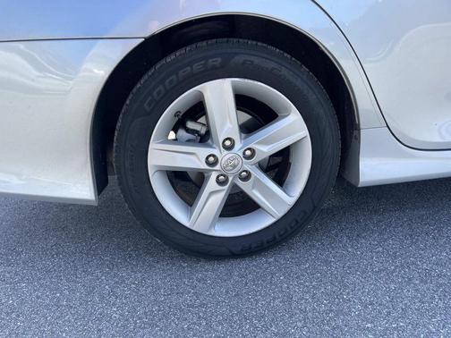 Classic Silver Metallic 2014 Toyota Camry SE