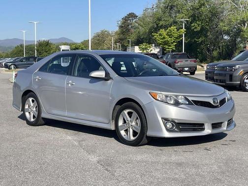 Classic Silver Metallic 2014 Toyota Camry SE