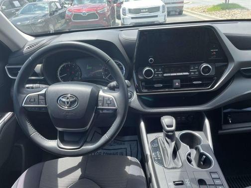Wind Chill Pearl 2023 Toyota Highlander LE