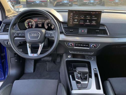 Ultra Blue Metallic 2023 Audi Q5 e 55 S line quattro Premium