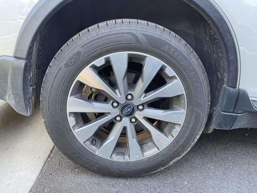 Crystal White Pearl 2019 Subaru Outback 3.6R Touring