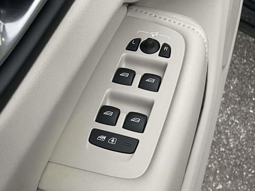 Denim Blue Metallic 2026 Volvo XC60 Plug-In Hybrid T8 Ultra