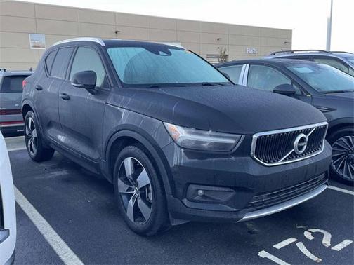 2021 Volvo XC40 T5 Momentum