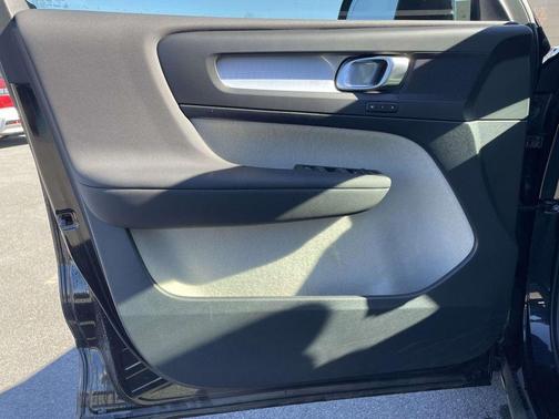 2021 Volvo XC40 T5 Momentum