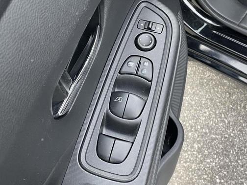 Black 2020 Nissan Versa 1.6 SV