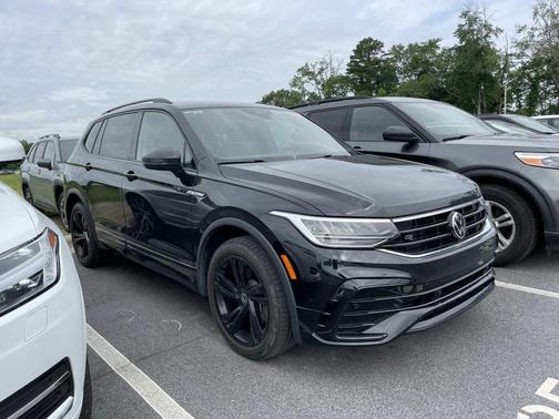 Deep Black Pearl Effect 2023 Volkswagen Tiguan 2.0T SE R-Line Black