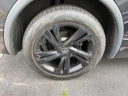 Deep Black Pearl Effect 2023 Volkswagen Tiguan 2.0T SE R-Line Black