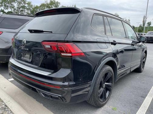 Deep Black Pearl Effect 2023 Volkswagen Tiguan 2.0T SE R-Line Black