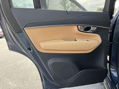 2025 Volvo XC90 B6 Ultra