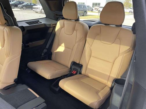 2025 Volvo XC90 B6 Ultra