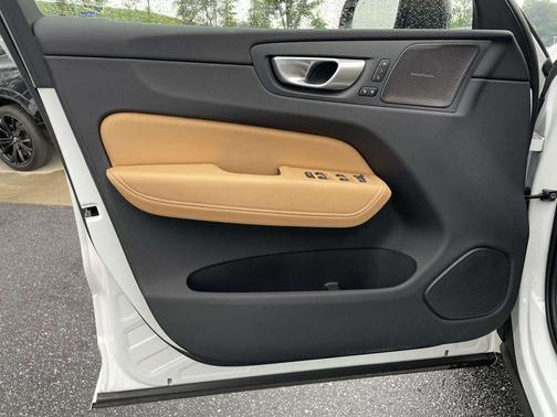 Crystal White Metallic 2024 Volvo XC60 Recharge Plug-In Hybrid T8 Ultimate Dark Theme