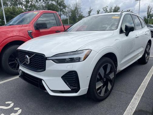 Crystal White Metallic 2024 Volvo XC60 Recharge Plug-In Hybrid T8 Ultimate Dark Theme