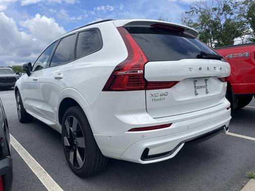 Crystal White Metallic 2024 Volvo XC60 Recharge Plug-In Hybrid T8 Ultimate Dark Theme