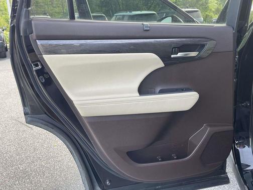 Opulent Amber 2020 Toyota Highlander Limited