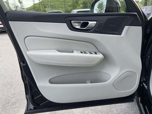 Onyx Black Metallic 2025 Volvo XC60 Plug-In Hybrid T8 Plus
