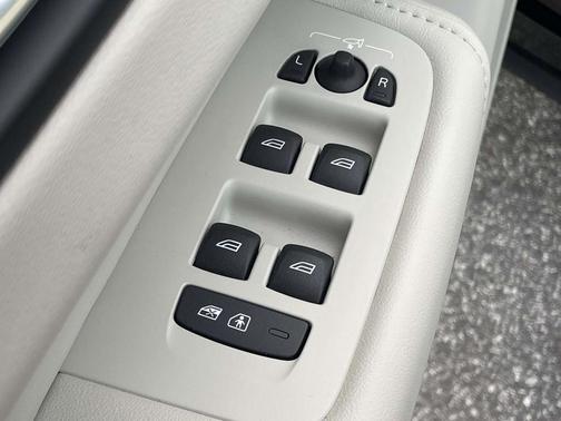 Onyx Black Metallic 2025 Volvo XC60 Plug-In Hybrid T8 Plus