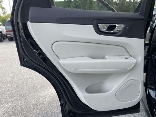 Onyx Black Metallic 2025 Volvo XC60 Plug-In Hybrid T8 Plus