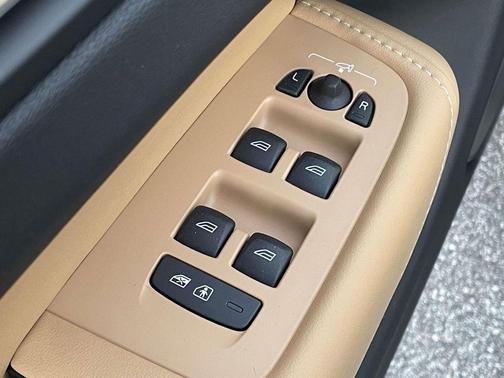 2024 Volvo XC60 Recharge Plug-In Hybrid T8 Ultimate Dark Theme