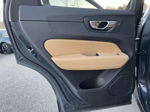 2024 Volvo XC60 Recharge Plug-In Hybrid T8 Ultimate Dark Theme