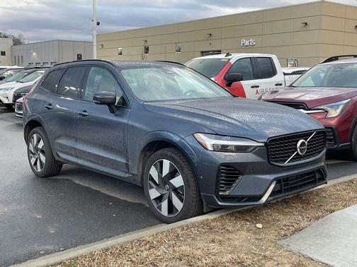 2024 Volvo XC60 Recharge Plug-In Hybrid T8 Ultimate Dark Theme